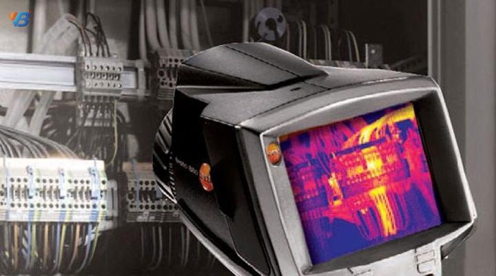 Thermal imager screen showing a thermogram of terminal blocks inside a control panel